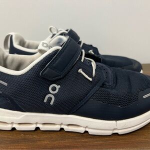 On Cloud Play Road-Running Shoes - Kids' 2.5 (Midnight/White)